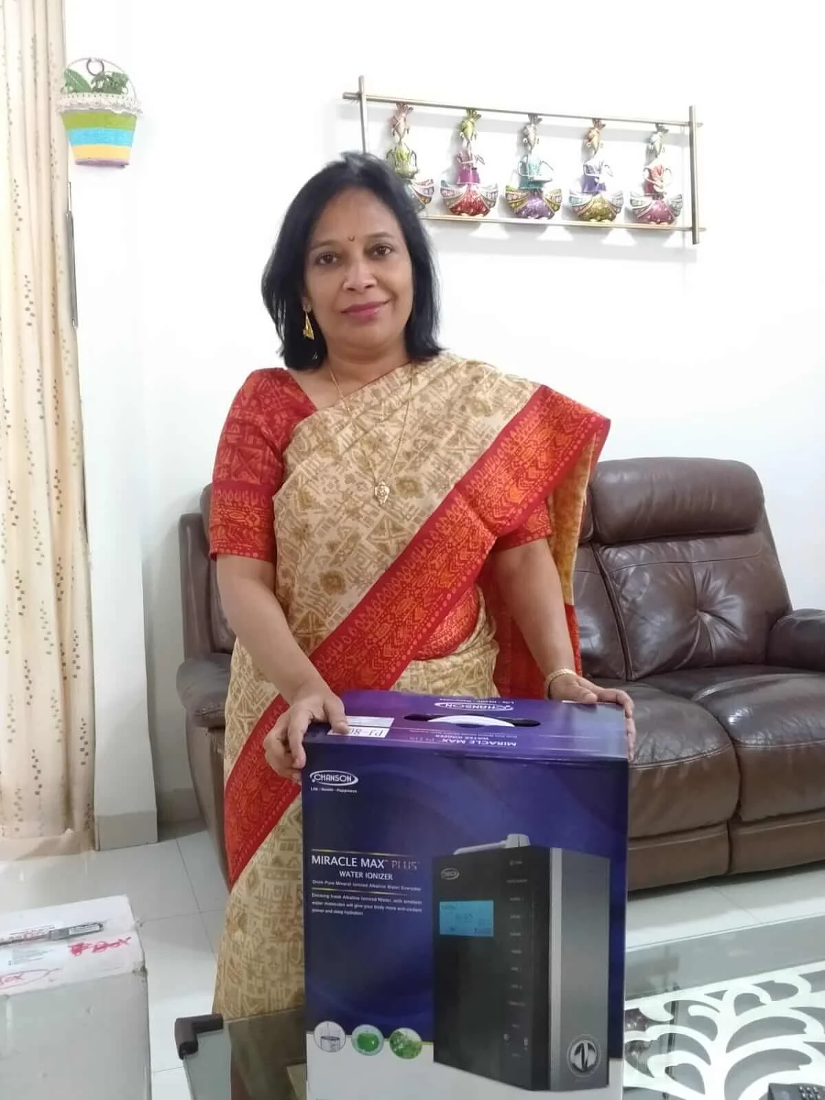 Chanson Quality Water Purifier in use by a female customer